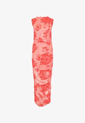 Varrukateta korallroosa maksikleit, millel on punaste rooside lillemustrid ja volditud detailid seelikuosaga.