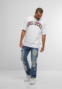 Colucci LOGO COLLEGE - Print T-shirt - white multicolor