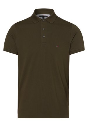 Tmavě olivově zelené polo tričko s krátkým rukávem, límečkem a třemi knoflíky, s malým logem Tommy Hilfiger na hrudi.