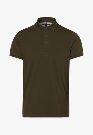 Dunkelolivgrünes Kurzarm-Poloshirt mit Kragen und drei Knöpfen, mit einem kleinen Tommy Hilfiger-Logo auf der Brust.