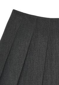 Grauer Rock mit Falten, aus strukturiertem Stoff. Der Bund ist glatt und enganliegend, mit einem subtilen Glanz im Material.