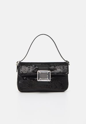 Geantă de mână neagră cu paiete, dotată cu un închizător din acrilic rectangular și un singur mâner. Prezintă o textură netedă și o formă rectangulară compactă.