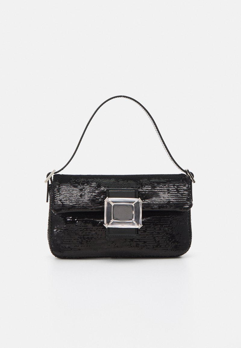 Sac à main noir à paillettes avec un fermoir en acrylique rectangulaire et une seule poignée. Il présente une texture lisse et une forme rectangulaire compacte.