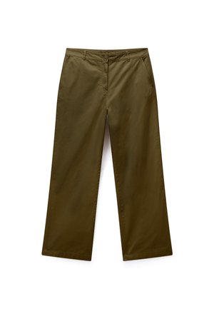 Olivgrüne Hose mit weitem Bein, Knopf- und Reißverschluss, Gürtelschlaufen und Vordertaschen, flach auf weißem Hintergrund ausgelegt.