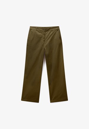 Pantalones de pierna ancha color verde oliva con cierre de botón y cremallera, trabillas para cinturón y bolsillos delanteros, extendidos sobre un fondo blanco.