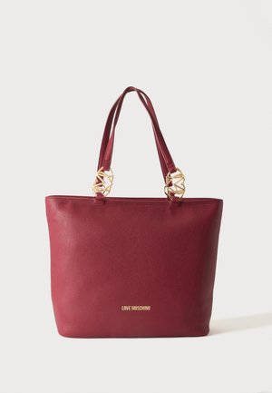 Mørkerød læder tote taske med gyldent Love Moschino-logo og gyldne dekorative ringe på dobbelte skulderstropper.