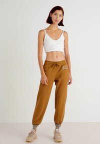 GAP HERITAGE JOGGER - Pantalones deportivos - palomino brown global