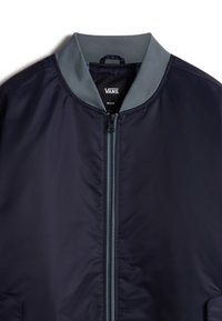 Marineblauer Bomberjacke mit grauem Rippkragen und Frontreißverschluss. Verfügt über eine glatte Textur und seitliche Taschen. Branding ist im Kragen sichtbar.
