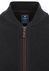 Dunkelblaues Strickjacke mit hohem Kragen, ausgestattet mit einem braunen Reißverschluss und Besatz. Das Etikett zeigt "REDMOND Casual" innen. Strukturiertes Gewebe.