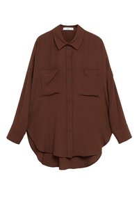 Chemise marron à manches longues avec un col classique, une fermeture à boutons, deux poches poitrine et un ourlet arrondi. Texture de tissu douce et lisse.