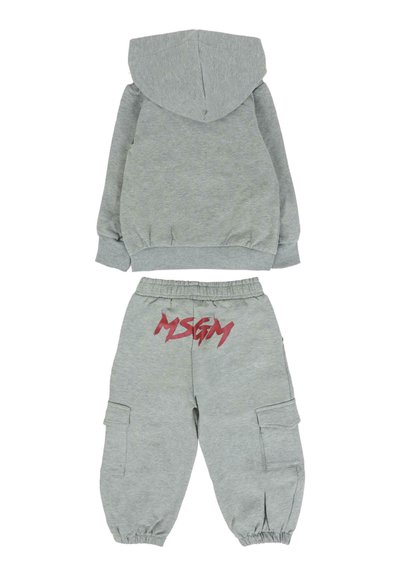 Grijze kinderhoodie met capuchon en bijpassende cargobroek met elastische manchetten en rood "MSGM" logo op de achterkant van de broek.