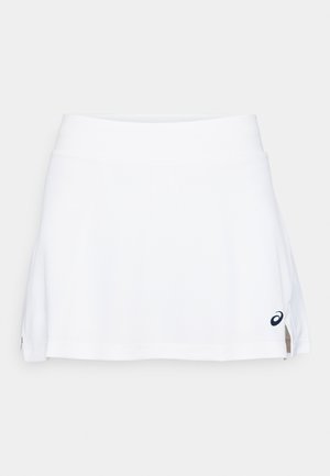 Witte sportrok met een gladde textuur, A-lijn ontwerp en een flexibele tailleband. Heeft zijsplitten en een klein logo accent.