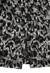 Schwarz-grauer Tiermusterstoff mit weicher Textur, der am unteren Rand einen leicht geöffneten Schlitz und ein einzigartiges Muster aufweist.