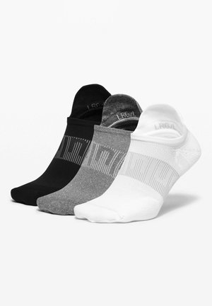 Drei Paar flache Socken in Schwarz, Grau und Weiß. Jede Socke verfügt über eine gerippte Struktur und ein kontrastierendes Streifenmuster.