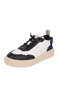 Baskets noir et blanc avec un dessus en cuir texturé, bout rond, semelle épaisse en caoutchouc crème et lacets à l'avant. Présente des accents bleus et une languette.