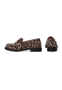 Leopardenmuster-Loafers aus Wildleder mit flacher schwarzer Sohle und rundem Zehenbereich. Das Design verfügt über eine obere Naht und ein weiches Innenfutter.