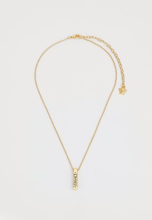 Colier cu ton de aur, cu un lanț delicat, având un pandantiv rectangular gravat cu "VERSACE" și un mic charm.
