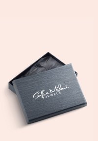 Grå texterad smyckeslåda med ett lock som är lite öppet. Vit "Sofia Milani JEWELS"-logotyp tryckt på toppen. Svart silkespapper synligt inuti.