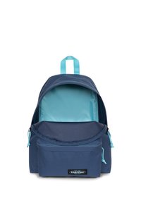 Marineblauer Rucksack mit hellblauem Innenfutter. Verfügt über eine Fronttasche mit Reißverschluss, verstellbare Träger und einen Tragegriff oben. Glatte Oberfläche.