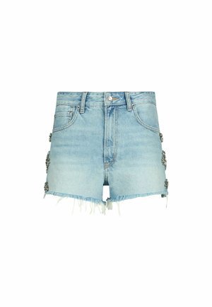 Short en denim bleu clair avec ourlets effilochés, poches avant, passants pour ceinture et ornements argentés décoratifs sur les côtés.