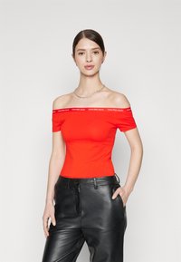 Calvin Klein Jeans LOGO ELASTIC BARDOT TOP - Triko s potiskem - fiery red
