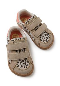 Zapatillas beige con tejido de estampado de leopardo y correas de velcro. Suela de goma con detalles en color tostado y forro interior acolchado en color coral.