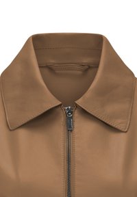 Braune Lederjacke mit breitem Kragen, verfügt über einen zentralen Reißverschluss mit metallischem Zug und eine glatte, leicht strukturierte Oberfläche.
