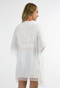 IZIA KIMONO MIT LOCHSPITZE MAHISHA - Ranta-asusteet - wollweiss