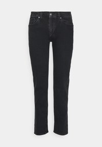 Jeans de mezclilla negra con corte recto, que cuentan con cinco bolsillos, un botón frontal y cierre de cremallera. La tela tiene una ligera textura.