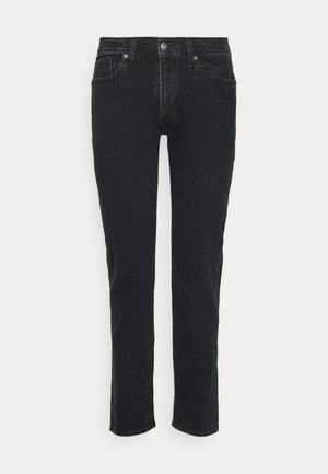 Jean en denim noir avec une coupe droite, doté de cinq poches, d'un bouton frontal et d'une fermeture éclair. Le tissu présente une légère texture.