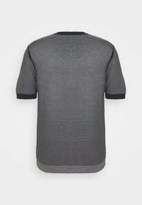 Camisa de manga corta en rayas negras y grises. Presenta un cuello y puños negros sólidos. Textura suave con un patrón consistente.
