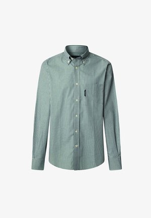 Camicetta a maniche lunghe a quadri verde e bianca, con colletto button-down e taschino sul petto, su uno sfondo bianco.