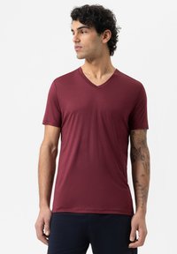 Bordeaux, T-shirt met korte mouwen en een v-halsontwerp, gemaakt van een gladde stof, met minimale naden en een relaxed fit.