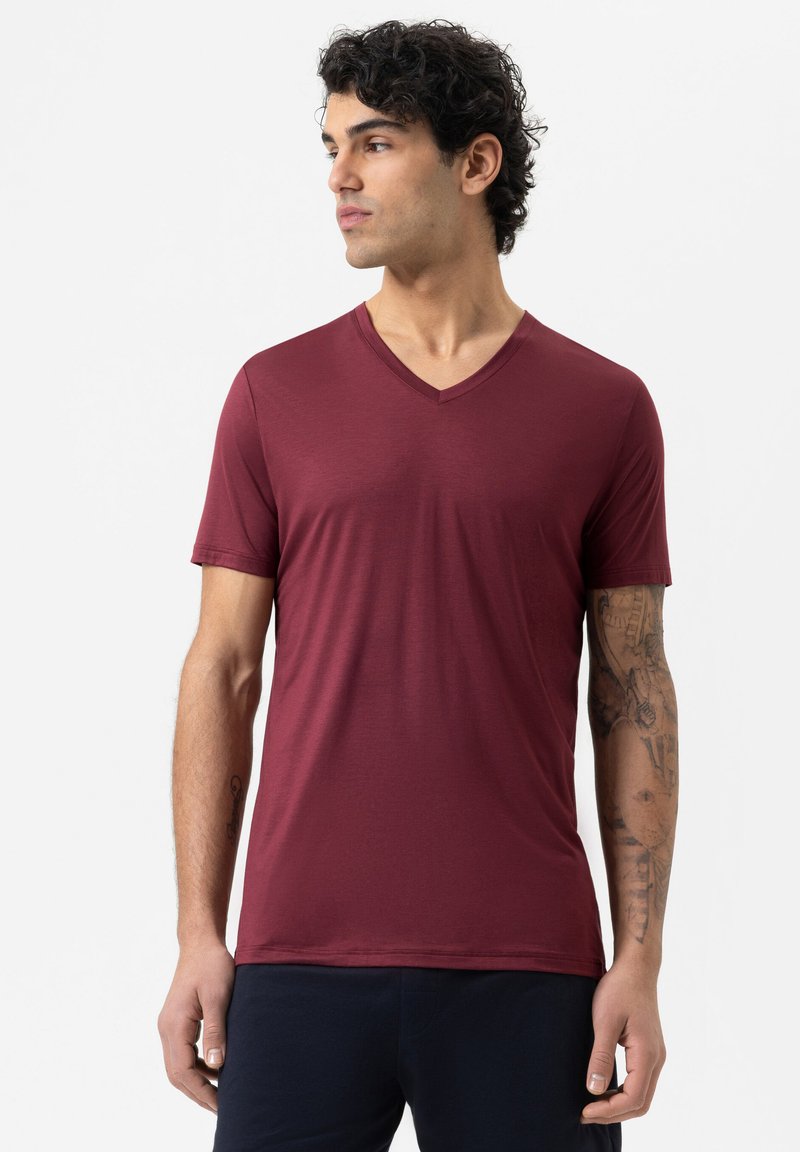 Bordeaux, T-shirt met korte mouwen en een v-halsontwerp, gemaakt van een gladde stof, met minimale naden en een relaxed fit.