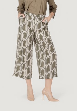 Pantalones anchos recortados con un patrón geométrico en verde y blanco, hechos de tela ligera. Con bolsillos laterales, cintura alta y una textura suave.