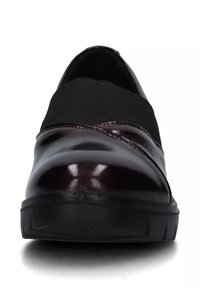 Scarpa slip-on nera e bordeaux con finitura lucida, pannello elastico e robusta suola nera. Presenta una punta arrotondata e un design elegante.