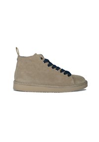 Zapatilla alta de ante beige con cordones azul oscuro, suela de goma y una lengüeta en la parte trasera. Textura suave y diseño minimalista.