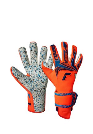 Par de guantes de portero de color naranja brillante con patrones geométricos azules y negros y una superficie de palma gris moteada.