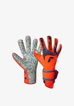 Par de guantes de portero de color naranja brillante con patrones geométricos azules y negros y una superficie de palma gris moteada.