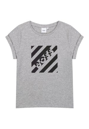 Lysegrå T-shirt med korte ærmer og rund hals, med et sort diagonalt stribet firkantet motiv på fronten med ordet "BOSS".