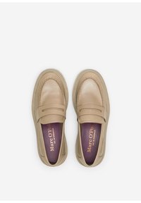 Beige Lederloafer mit glatter Textur, Steppnähten und einer gepolsterten Innensohle mit lila Logo im Inneren.