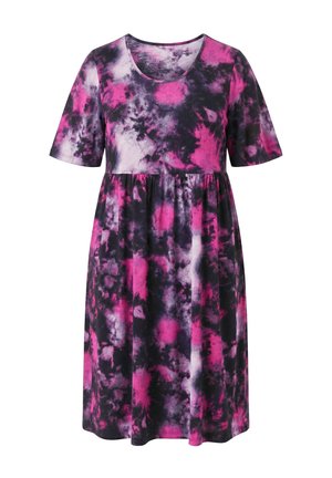 Šaty s krátkými rukávy po kolena s růžovým, černým a bílým batikovacím vzorem a nabíraným pasem, vyrobené z měkké elastické látky.