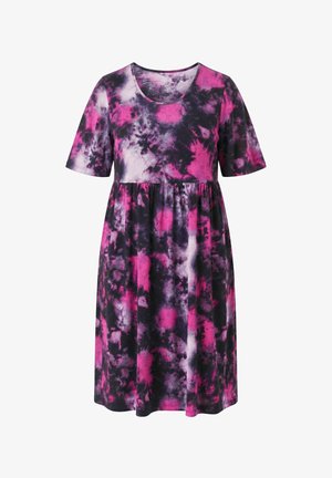 Kortærmet, knælængde kjole med pink, sort og hvid tie-dye mønster og rynket talje, lavet af blødt, elastisk stof.