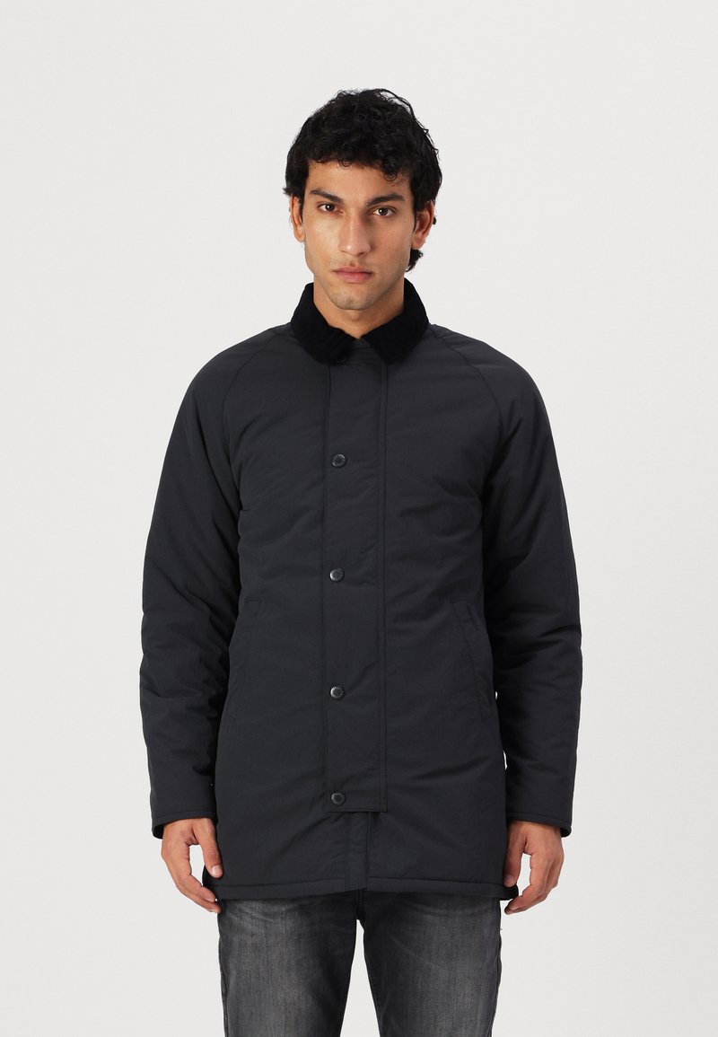 Casaco acolchoado preto com um colarinho preto suave, apresentando um fecho frontal por botões e dois bolsos laterais. Textura suave e design de comprimento médio.