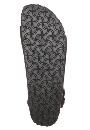 Podeszwa czarnej sandała z falistym wzorem bieżnika i wieloma wytłoczonymi logo "Birk" na powierzchni podeszwy.