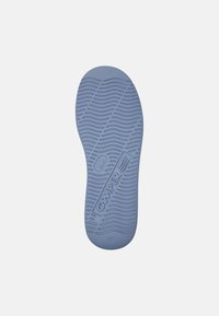 Suola di scarpa in gomma blu con un motivo texturizzato a onde. Presenta il marchio "Camper" e la taglia "42" impressa vicino al tallone.
