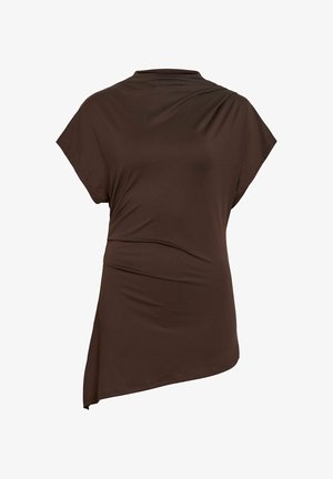 Asymetrický hnedý top s krátkym rukávom, vysokým výstrihom a záhybovou látkou na jednej strane.