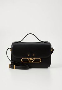 Svart läderhandväska med ett guldaccentlås, platt form, topphandtag och avtagbar axelrem. Har logotypdetalj på framsidan.