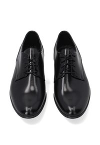 Zwarte leren schoenen met een glanzende afwerking, ronde neus en vetersluiting met zes gaatjes. Kenmerken zijn een zachte textuur en een minimalistisch ontwerp.