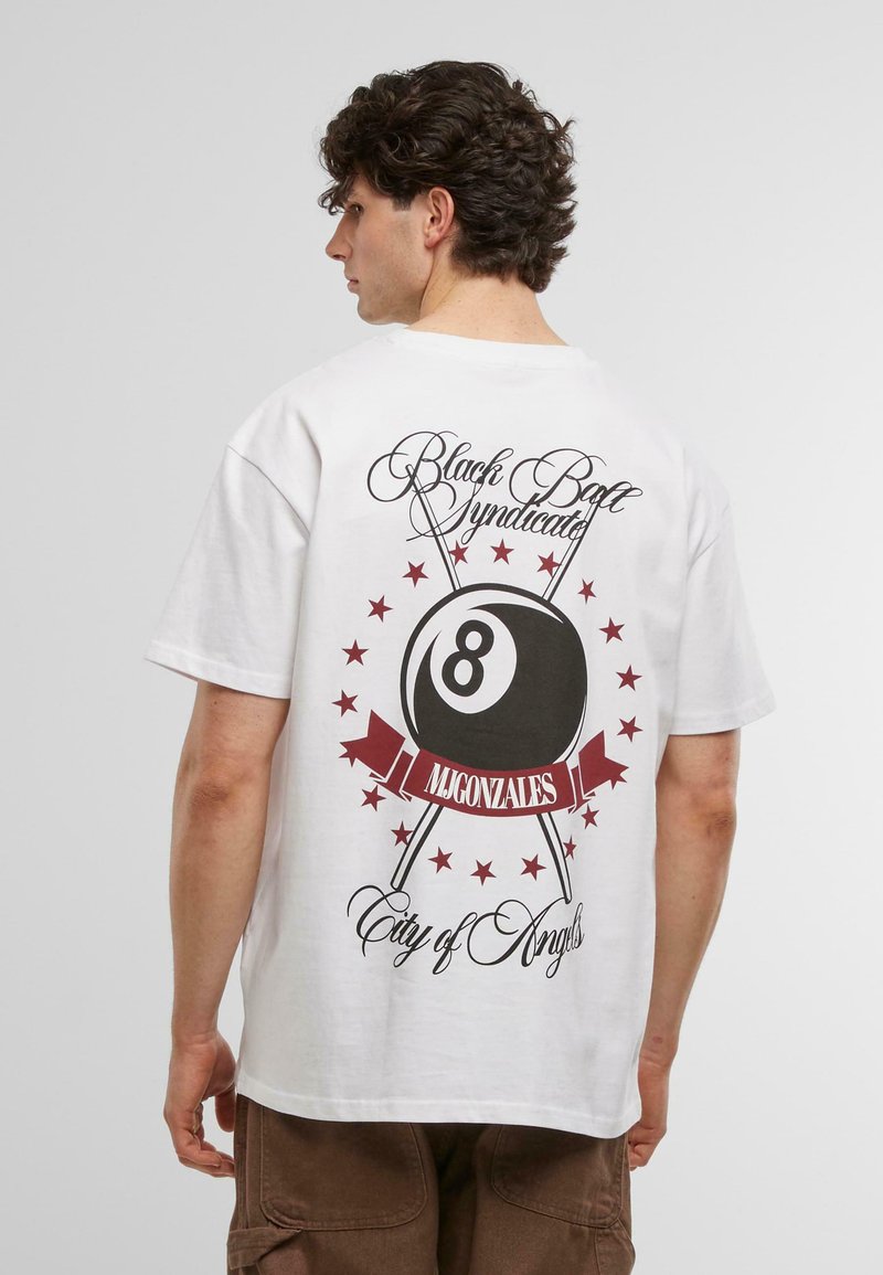 Biely bavlnený tričko s krátkym rukávom, na zadnej strane s veľkým viacfarebným grafickým zobrazením biliardovej gule a textom, zvýrazneným hviezdami.